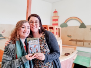 Ein echtes Herzensprojekt: Laura Wiedmann und Bernadette Wilbs mit ihrem gemeinsamen Buch "Ein zweiter Geburtstag für Max"